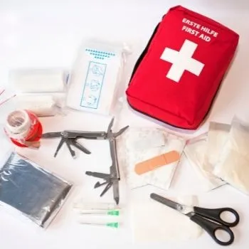 Jakie normy powinna spełniać apteczka zakładowa i co musi zawierać?